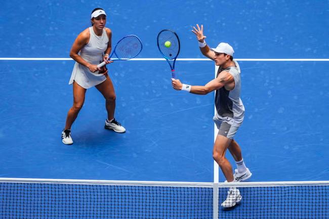 Sublime Draper and Pegula ease past Raducanu-Alcaraz