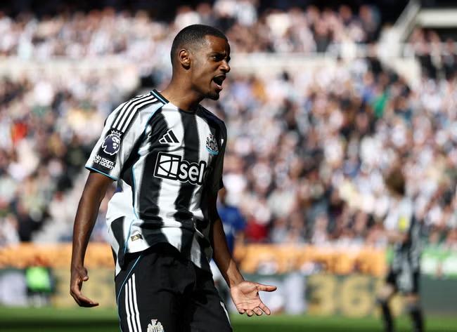 Power is shifting away from Isak in ugly transfer saga