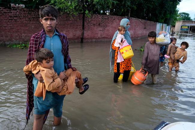 Pakistan warned to expect floods as India opens dams