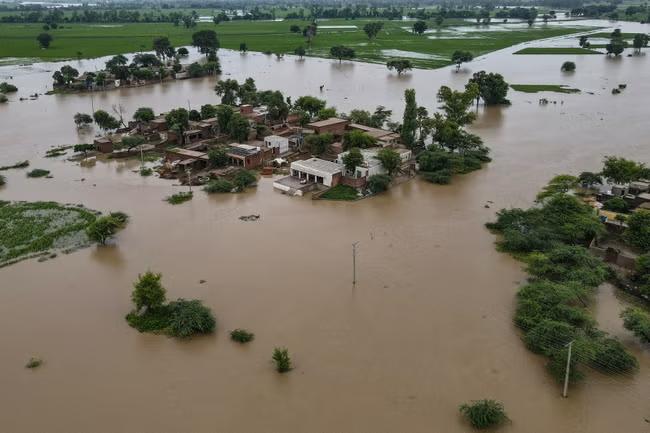 Mass evacuations as floods devastate parts of Pakistan
