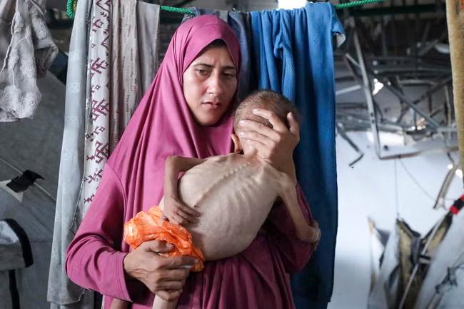 First children from Gaza arrive in UK for treatment