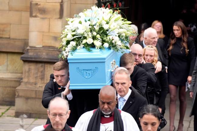 ‘So many are missing work just to see the car go past’