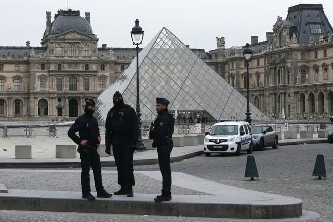 'Priceless jewellery' stolen during Louvre museum raid
