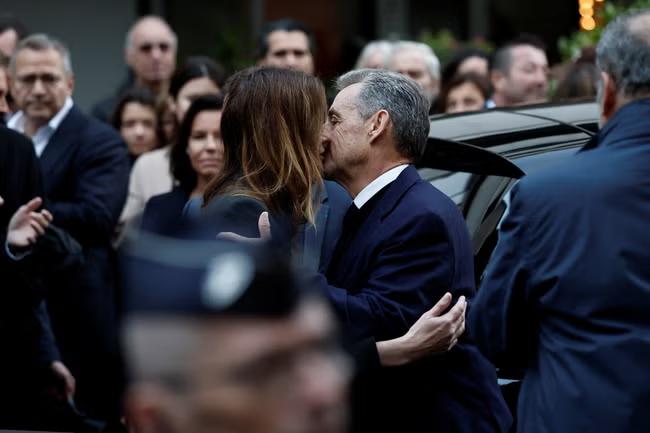 Sarkozy shares last kiss with wife before going to prison
