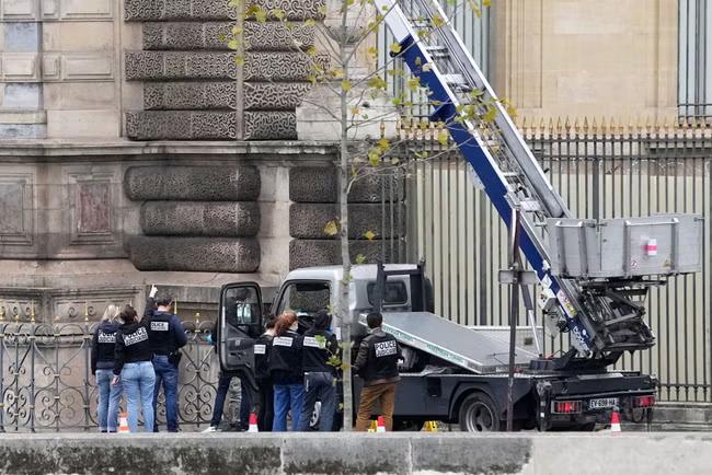 Arrests made in connection with Louvre jewel heist