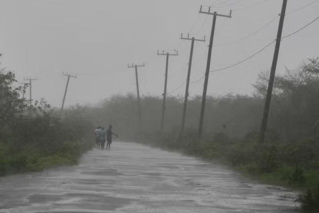Hurricane Melissa batters Jamaica with 185mph winds
