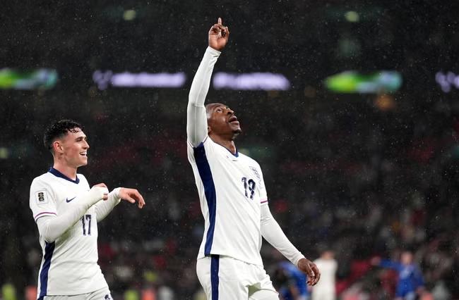 England boost World Cup hopes with smooth victory