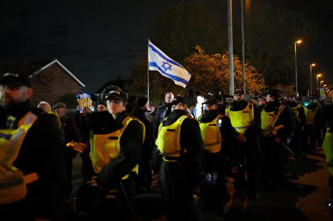 Police 'apologise to Jewish community' over fan ban