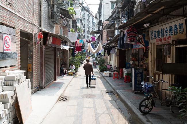 How can I kill time between my flights in Guangzhou?