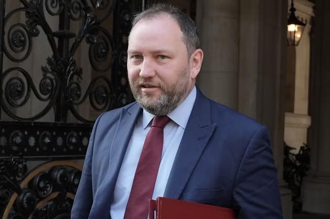 Sacked minister demands explanation from Starmer