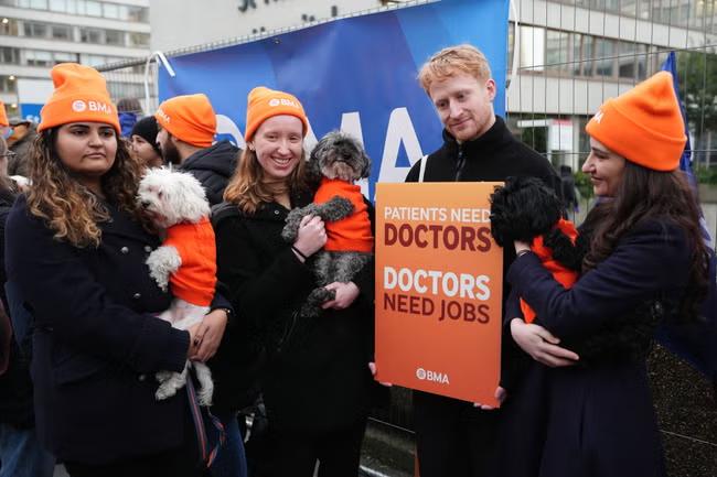 Doctors direct chants at Streeting as walkout begins