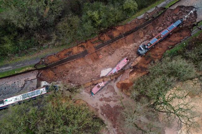 Sinkhole ruins Canal boat Christmas holiday plans