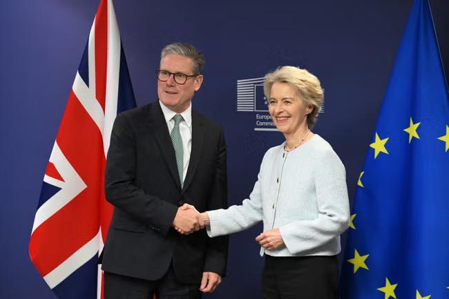 Starmer backs Brexit ‘reset’ bill to align UK and EU law