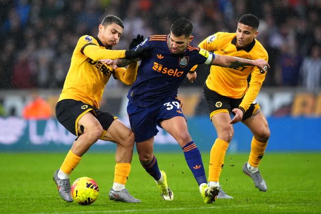 Limp Newcastle held by Wolves in dreary stalemate