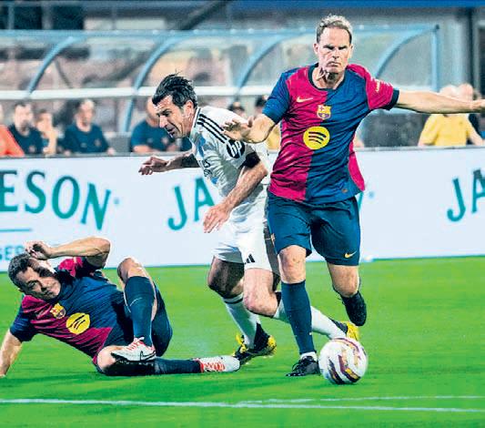 Real Madrid Leyendas defeat Barcelona Legends