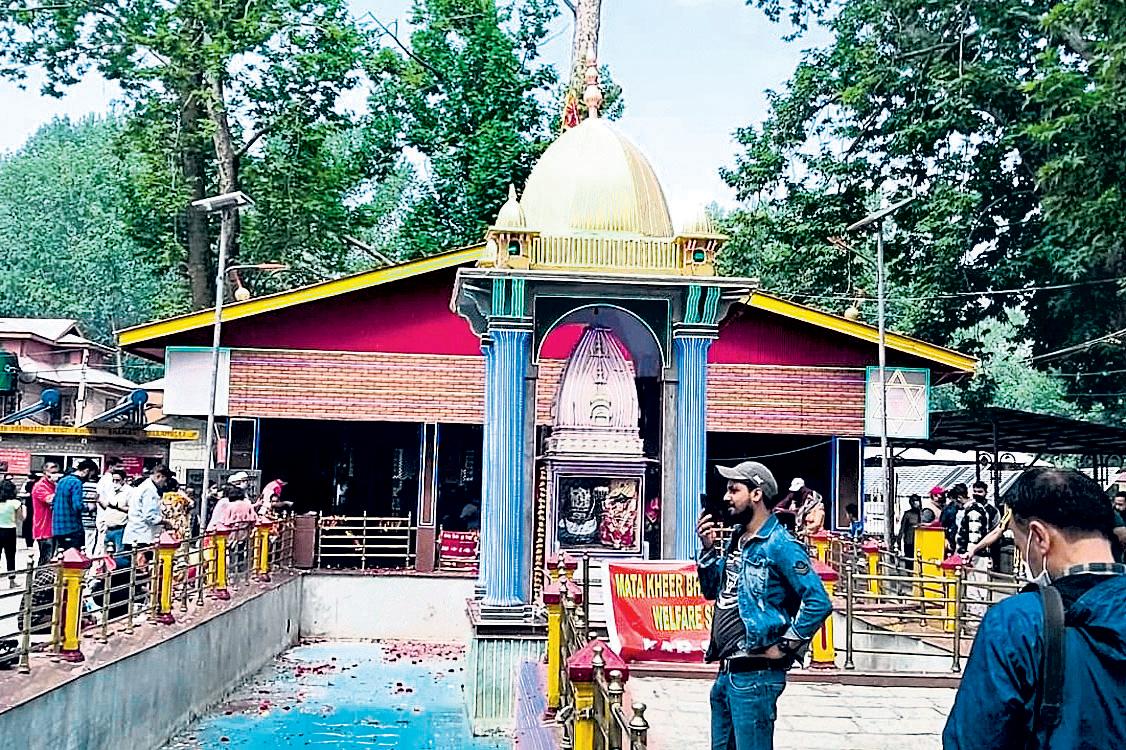 Unfazed by terror threat, devotees flock to Kheer Bhawani Mela