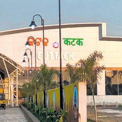 Cop’s heroic rescue act at railway station