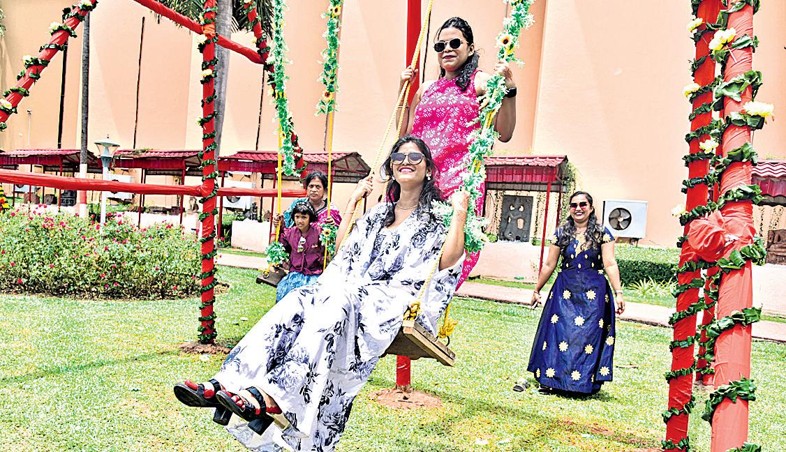 President, Guv, CM greet people as Raja fest begins