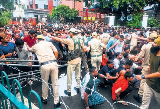 Pilgrims make beeline for Amarnath yatra registration