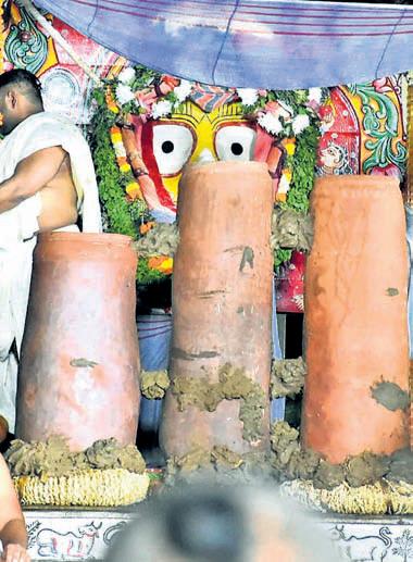 Servitors perform 'Adhar Pana' ritual