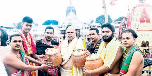 State celebrates 'Rasagola Dibasa' as sibling deities return to Srimandir
