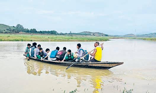 Students cross reservoir to attend school