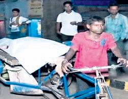 Man carries daughter's body in trolley for post-mortem