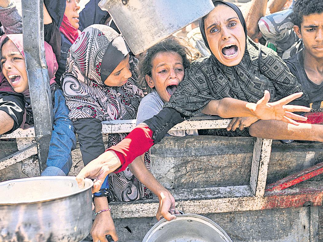 More Gazans die as burial shrouds run short