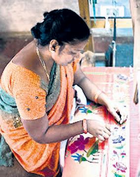 Maha woman gives new direction to life with Paithani weaving art