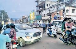 Unregulated parking outside malls disrupts road traffic