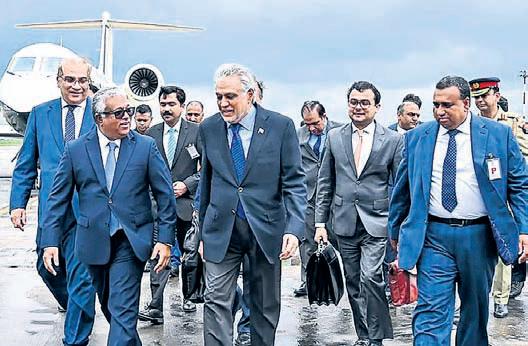 Pak's Foreign Minister Dar arrives in B'desh