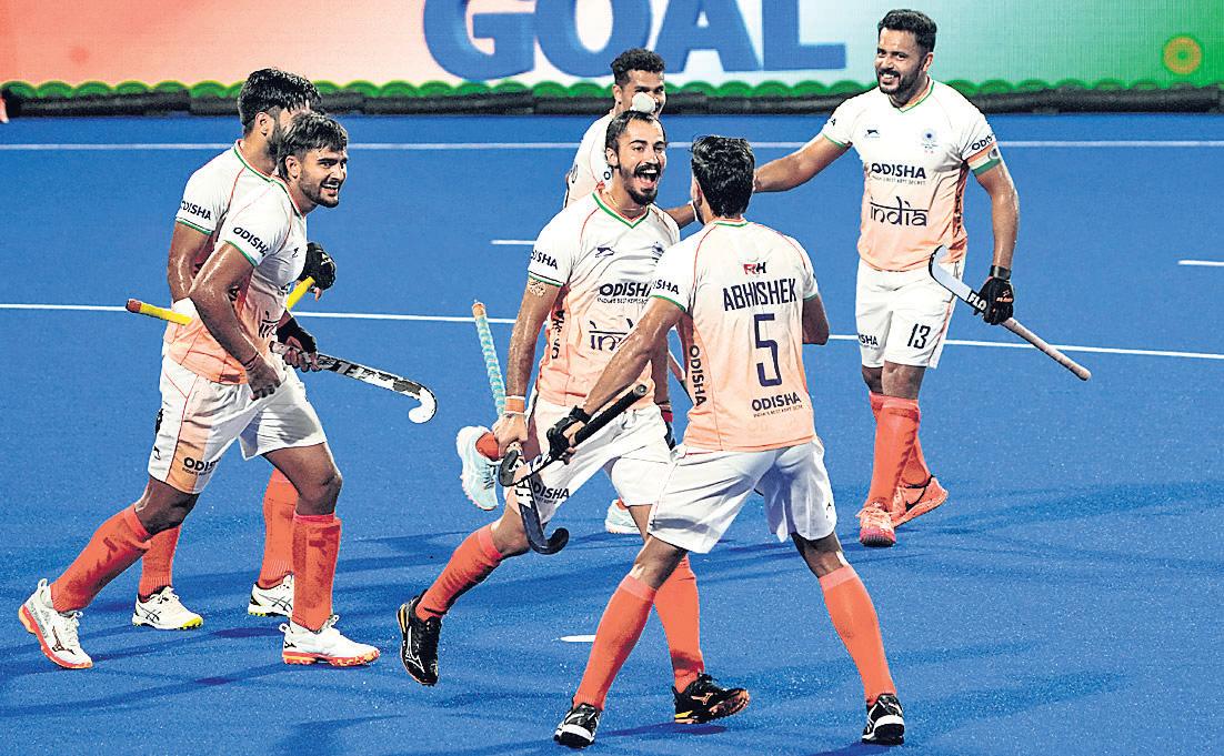 India storm into final