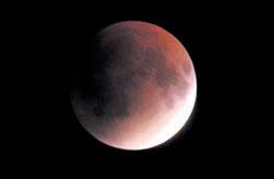 Total lunar eclipse enthrals stargazers