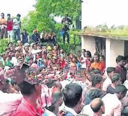 Farmers block NH, flee with urea bags