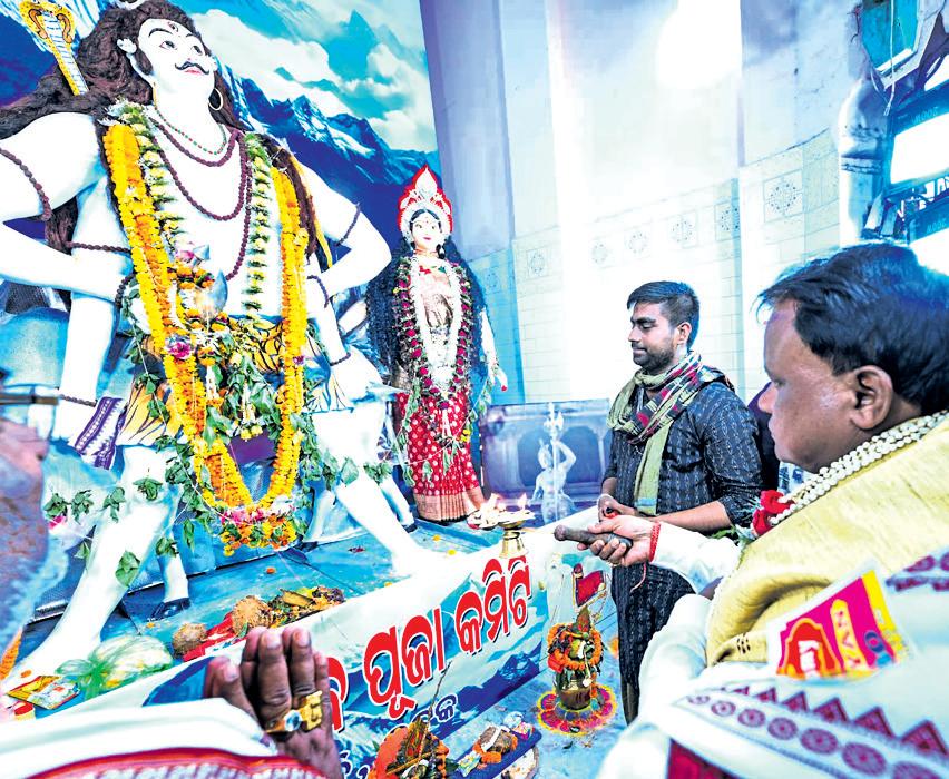 Majhi visits puja pandals in twin city