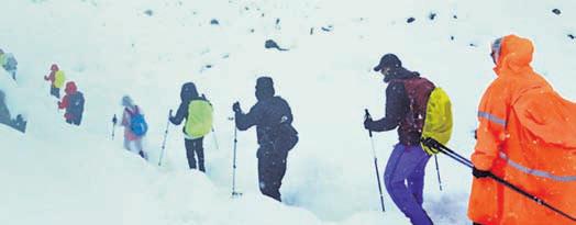 1 killed, 137 rescued after blizzard in Everest