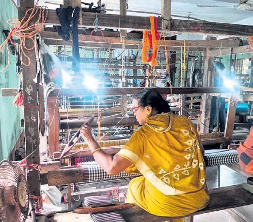 Heritage enthusiasts explore fast-vanishing weaving art