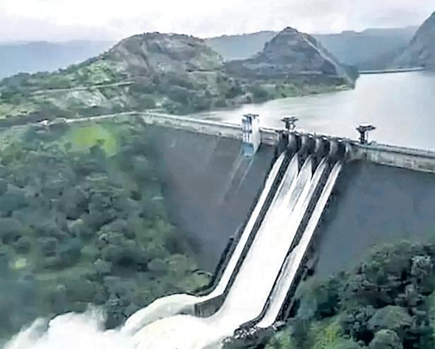 Kerala opens Mullaperiyar dam as water level crosses 137 feet