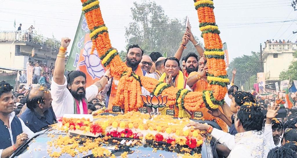 Majhi woos tribals, calls BJD 'sinking boat'