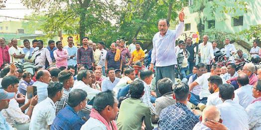 Farmers scuffle with cops over paddy procurement