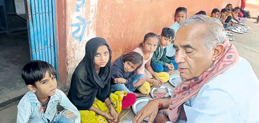 MP school gets steel plates after kids eat on newspapers