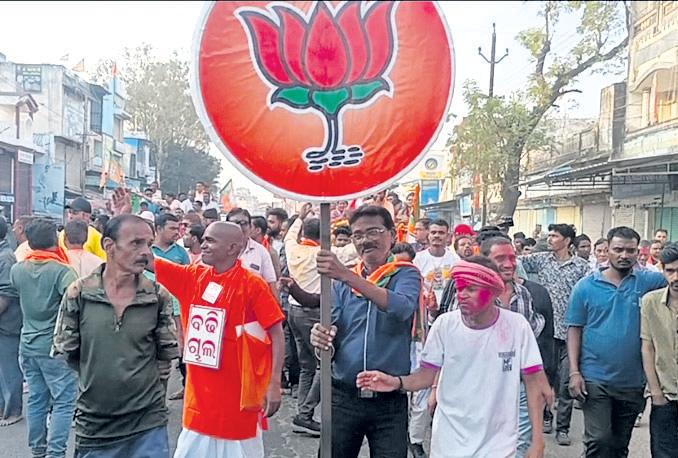 Jay’s victory procession pulls crowd