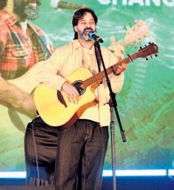 Rahgir's folk act electrifies