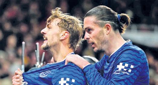 10-man Everton beat Man United