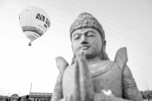 Hot air balloon at Baansera Park draws visitors of all ages