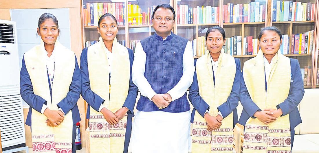 CM honours Odisha stars