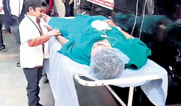 HEIGHT OF SUCCESS Overcoming odds, legal woes, Gujarat' $3 feet tall doc gets Ist job