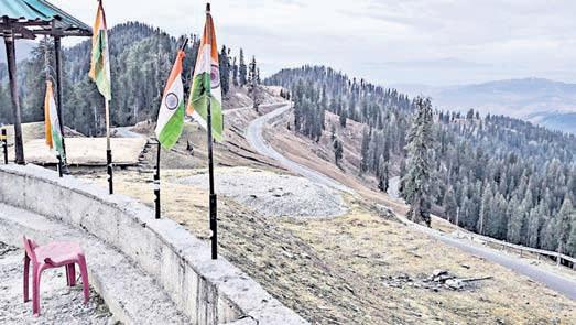 Lack of snowfall takes sheen off J&K's winter tourism