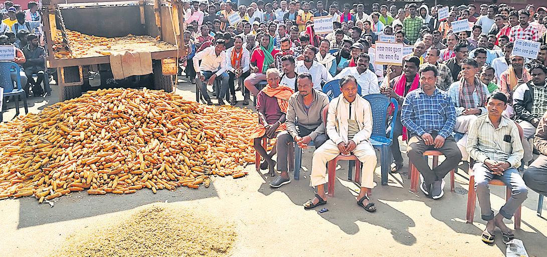 Farmers stage protest over delay in opening of mandis