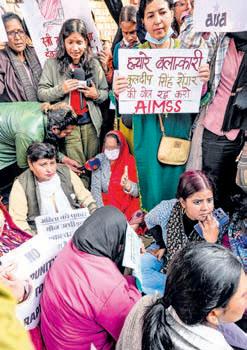 Unnao rape victim, family protest at Jantar Mantar